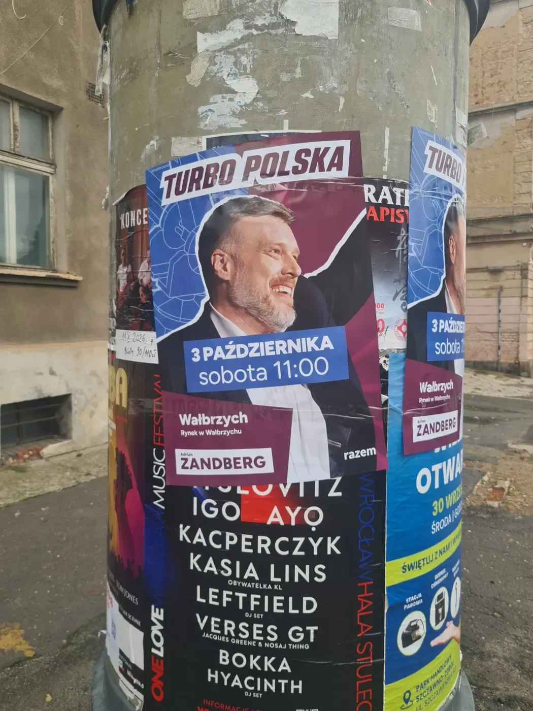 Zbliżenie plakatu Turbo Polska z Adrianem Zandbergiem i informacją o Rynku w Wałbrzychu
