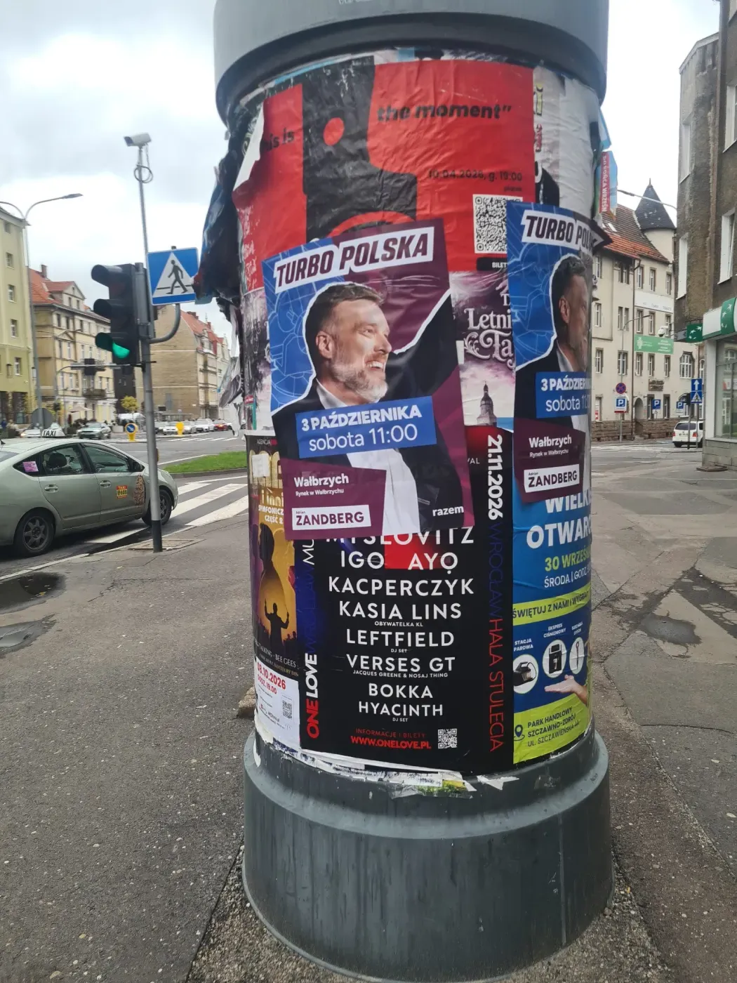Plakaty Turbo Polska na słupie przy przejściu dla pieszych i skrzyżowaniu w Wałbrzychu